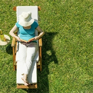 Entspannen auf dem Rasen